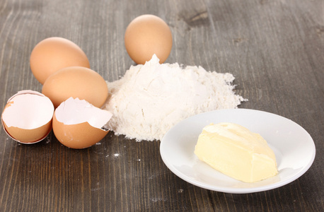 鸡蛋 面粉和黄油的特写，木桌上