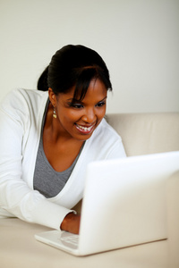 微笑在笔记本电脑屏幕上看的黑女人