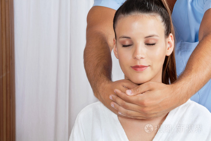女性接受颈部按摩