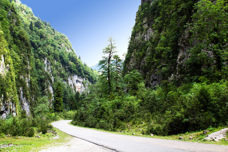 这条路穿过的阿布哈兹山和主角图片