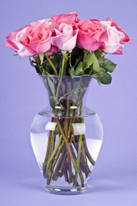 一个花瓶里的粉玫瑰花束图片