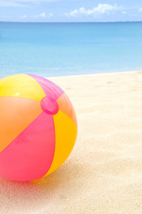 在海滩上的多彩沙滩球。