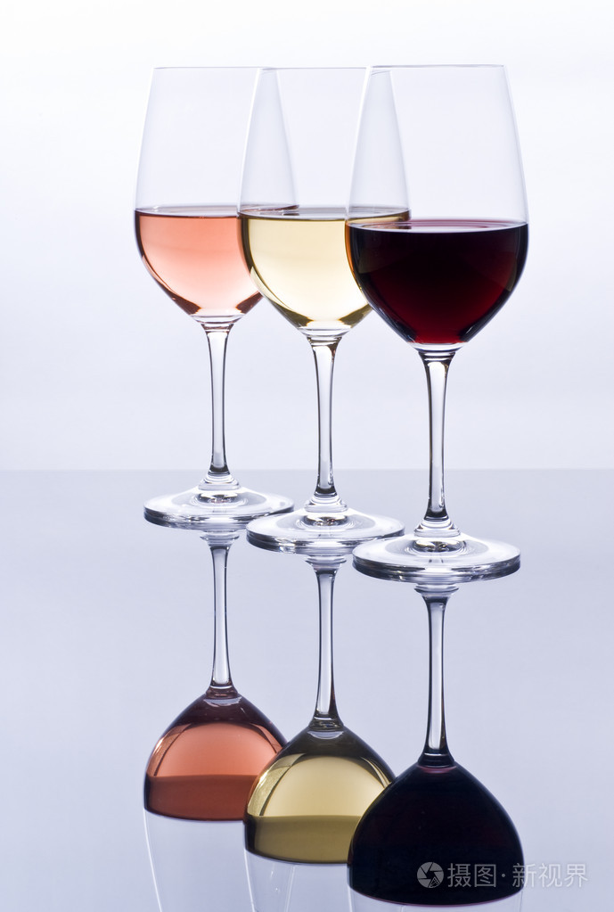 酒杯装满了多彩的酒照片-正版商用图片19zgfm-摄图新视界