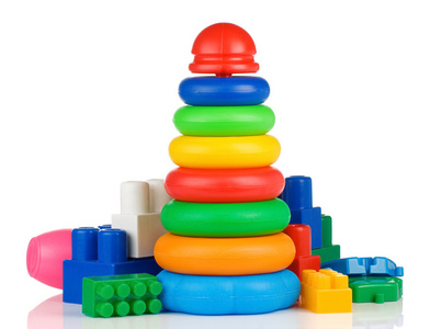 五颜六色的塑料玩具和上白色的砖