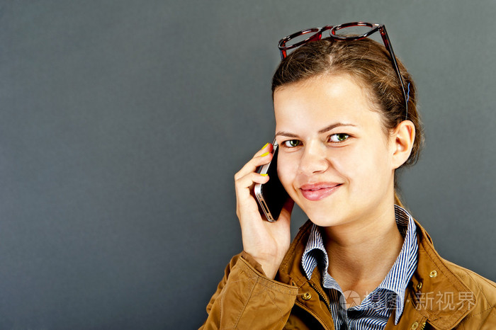 十几岁的女孩打电话