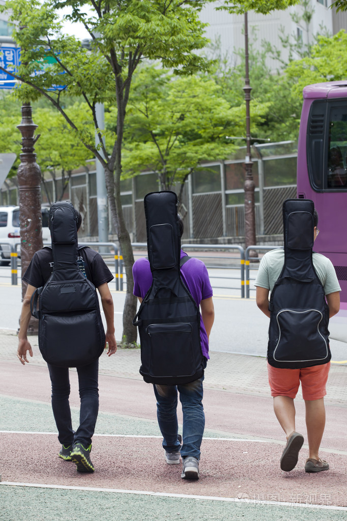 wallking用在他们的背上吉他