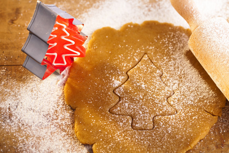圣诞姜饼树 cookie 刀具与糖果 面团和 r