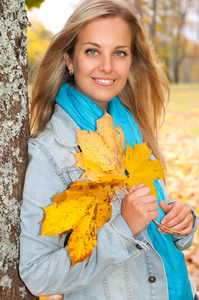 美丽的年轻女子在秋天的森林中