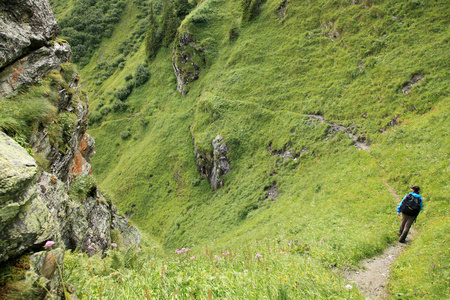 在阿尔卑斯山徒步旅行