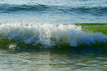 在夏季，阳光灿烂的日子的黑海岸边冲浪
