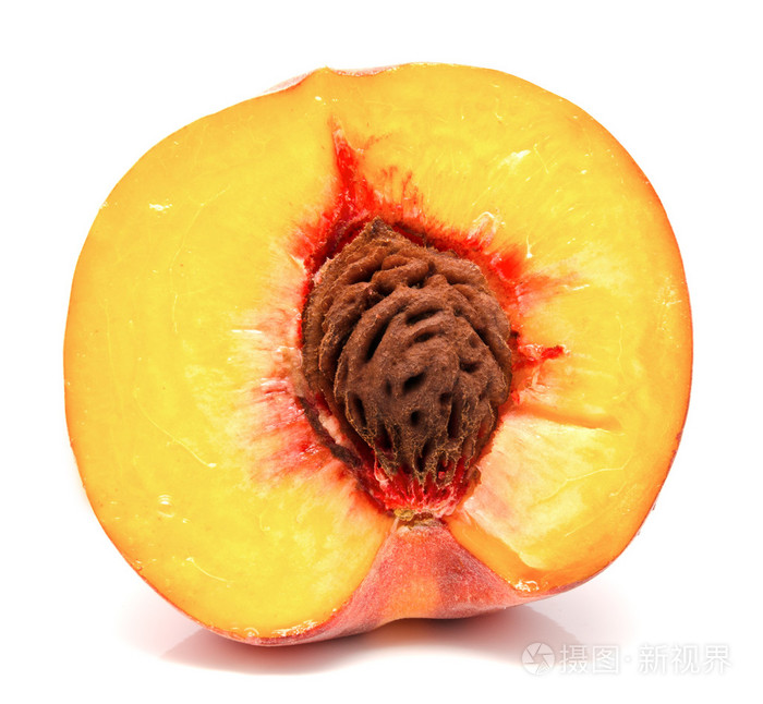 孤立的成熟桃子的一半