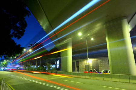 晚上在现代城市的公路