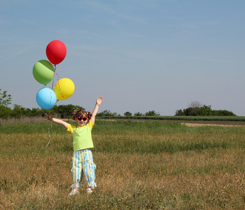 快乐的小女孩彩色气球