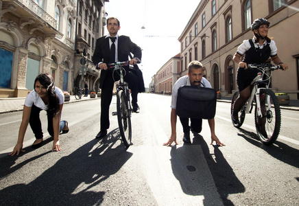 商人骑在自行车上和在城市中运行