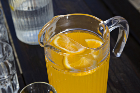 偶像从水果和蔬菜的概念图像-鲜榨果汁倾吐美女在思考商业发展的概念