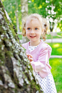 小可爱的女孩在公园玩耍的肖像