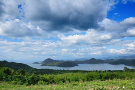 山在蓝蓝的天空