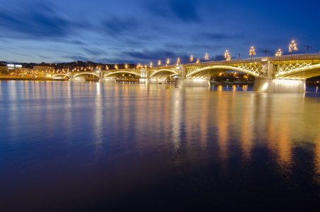 在布达佩斯晚上大桥多瑙河