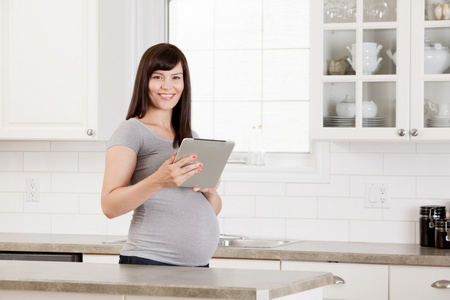 孕妇与数字平板电脑