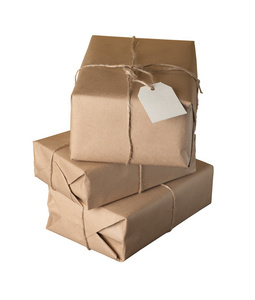 包裹包裹着棕色的纸用隔离在白色背景上的绳子绑