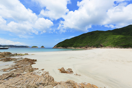 在海洋海岸的海滩