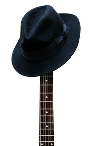 休息的吉他 fretboard 隔离背景上的复古帽子