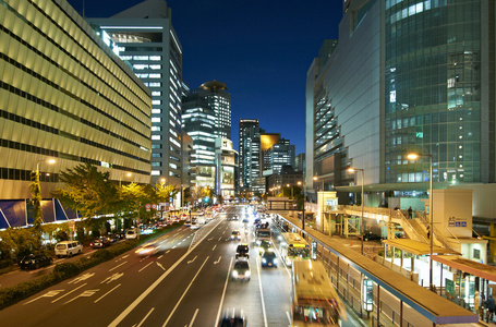 大阪夜晚街道上的视图