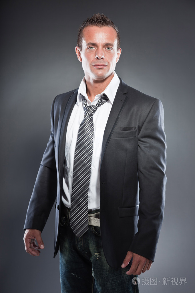 硬汉.身穿黑色外套和领带