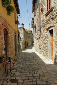 狭窄的石质街道在托斯卡纳 borgo montefioralle