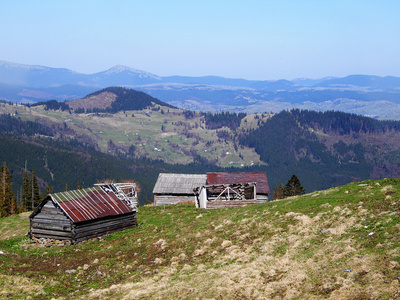 农村景观与村屋和山