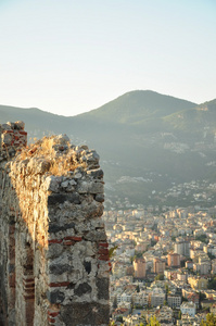 城市在山的脚和古城墙遗址