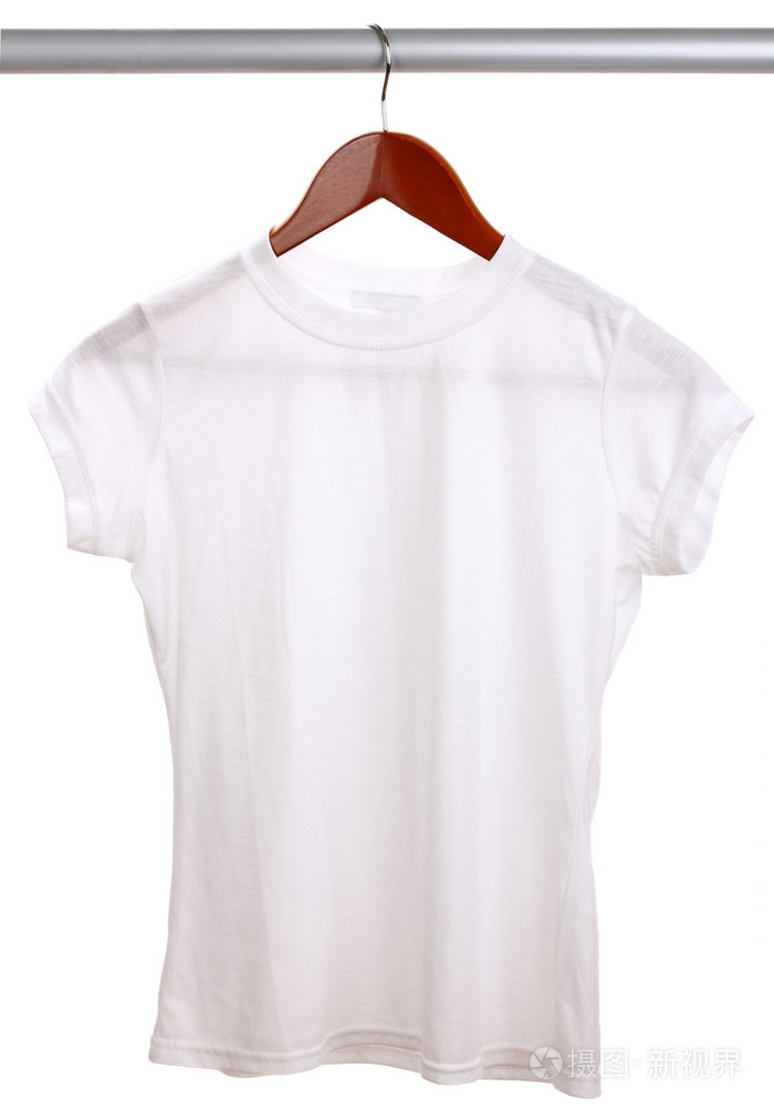 孤立在白色的衣架上的白t恤