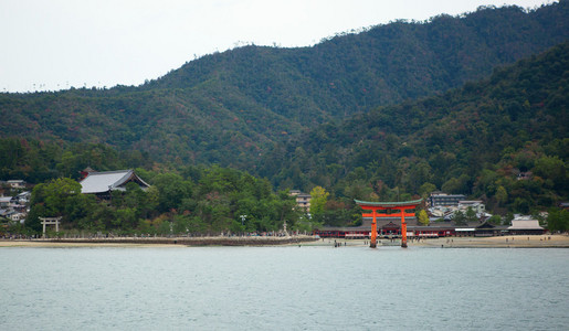 美丽的景色的宫岛，近广岛日本鸟居门