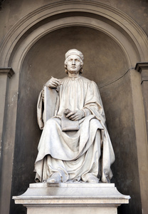 阿诺 di cambio 由 luigi pampaloni 的雕像