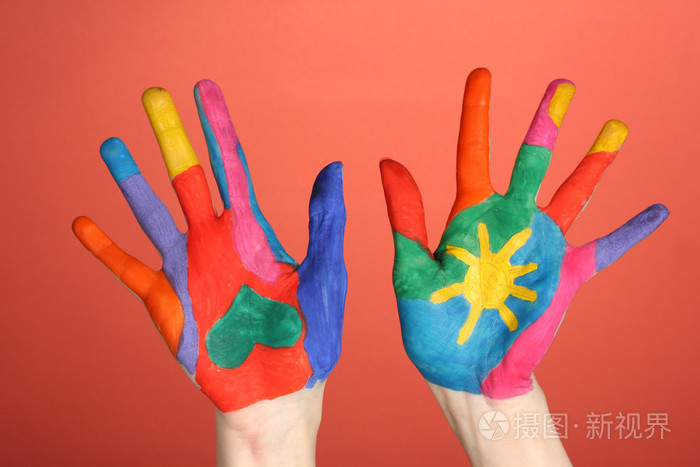 明亮的彩色手上红色背景特写