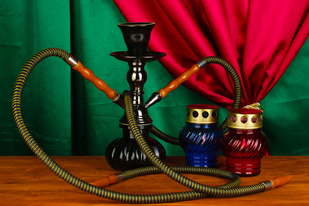阿拉伯水烟壶的幕特写背景上木桌子上