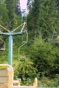 山中滑雪升降机图片
