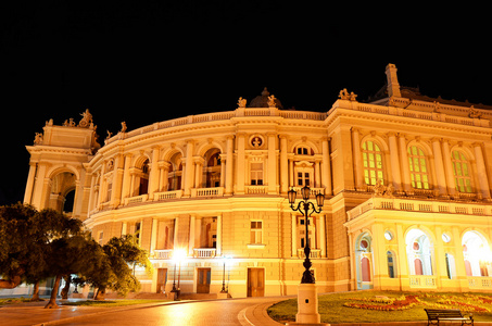 公共的歌剧和芭蕾舞剧院在敖德萨的夜景