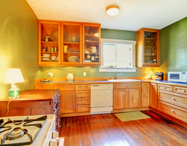 绿色厨房实木橱柜和硬木地板