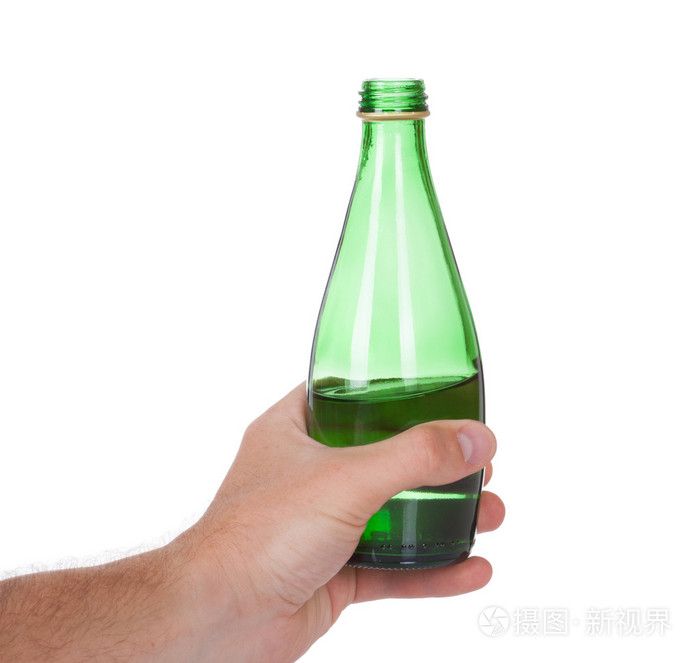 手拿着一瓶苏打水