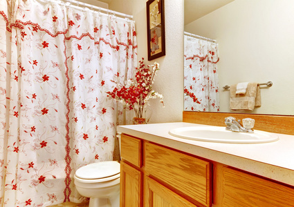 简单卧室华丽帷幕淋浴和木水槽柜