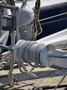 意大利西西里岛，地中海，航海上一艘帆船上的电缆