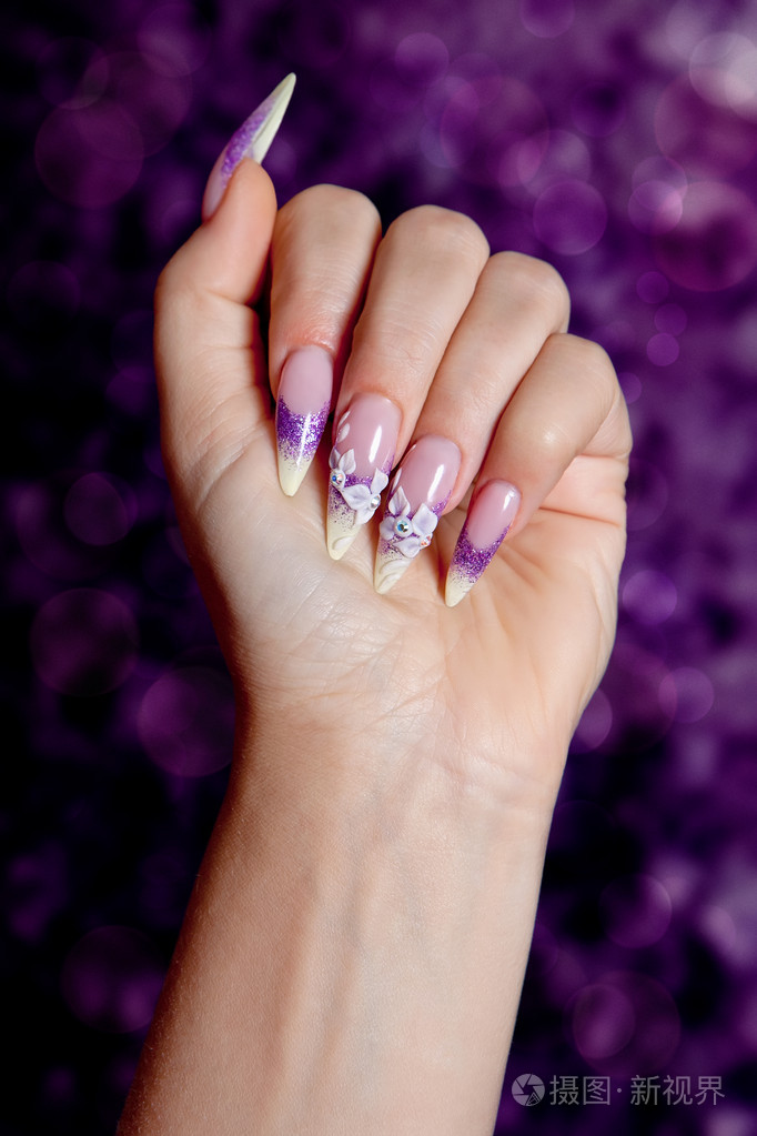 美丽的紫色修指甲