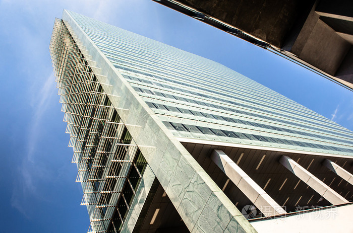 现代建筑物和蓝蓝的天空