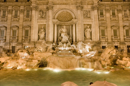 在晚上，罗马，意大利的著名特雷维喷泉