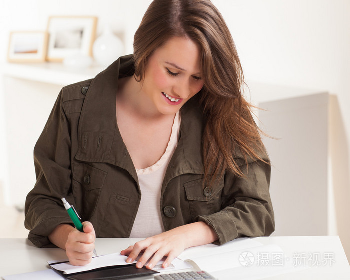可爱的白人女孩在工作