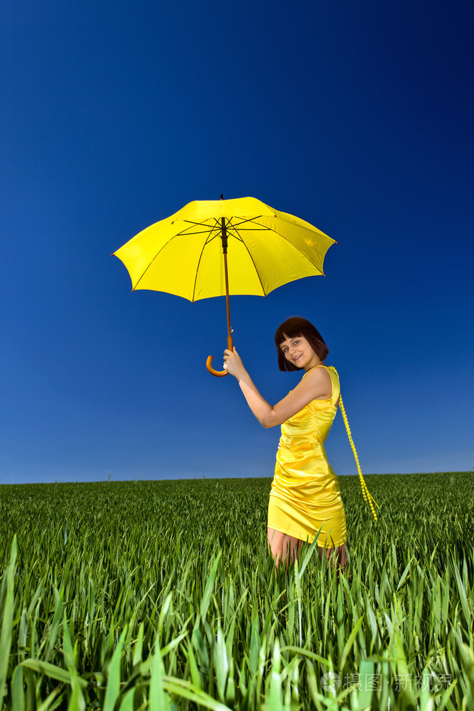 年轻的女孩用伞