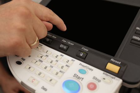 手指迫切的键盘按钮的激光复印机