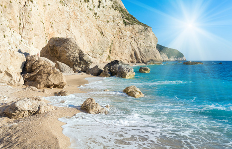 美丽的夏天海滩和阳光在天空中