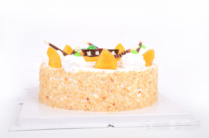 在白色背景上的生日蛋糕